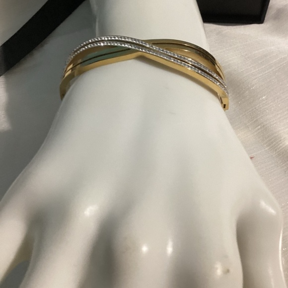 🖤Gorgeous Gold Plated Crossover infinity bracelet bangle - Picture 9 of 17